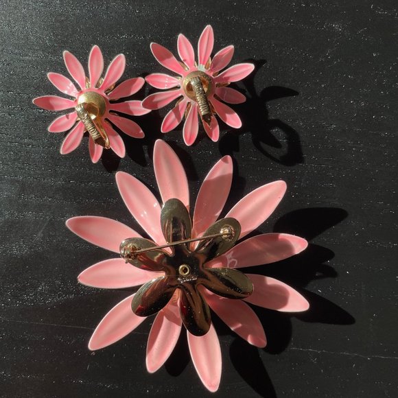 Vintage Sarah Coventry Pink Flower Jewelry 1960s set (Brooch and Earrings ) - Picture 4 of 8